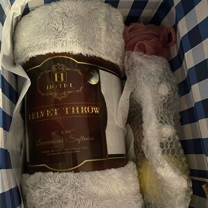 Throw blanket new 50/60